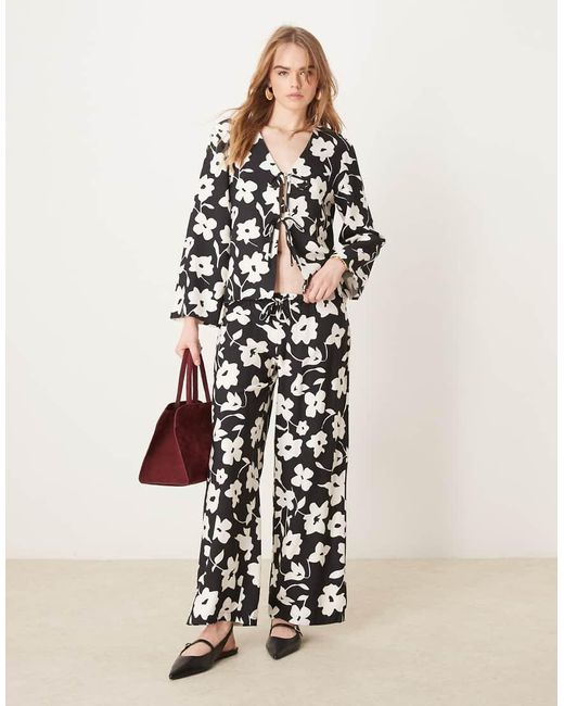 Top A Fiori Con Laccetti di Jdy in Black