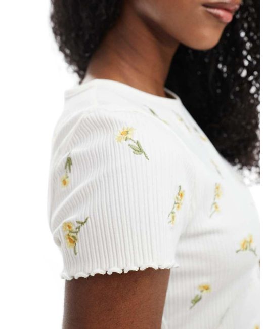 T-Shirt A Maniche Corte Ricamata A Coste Con Bordi Smerlati di Miss Selfridge in White