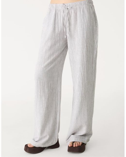 Pantaloni Fluidi di Stradivarius in White