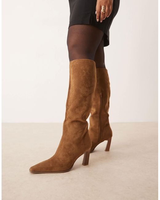 Curve - clara - bottes hauteur genou en suédine avec bout affiné - sable ASOS en coloris Brown