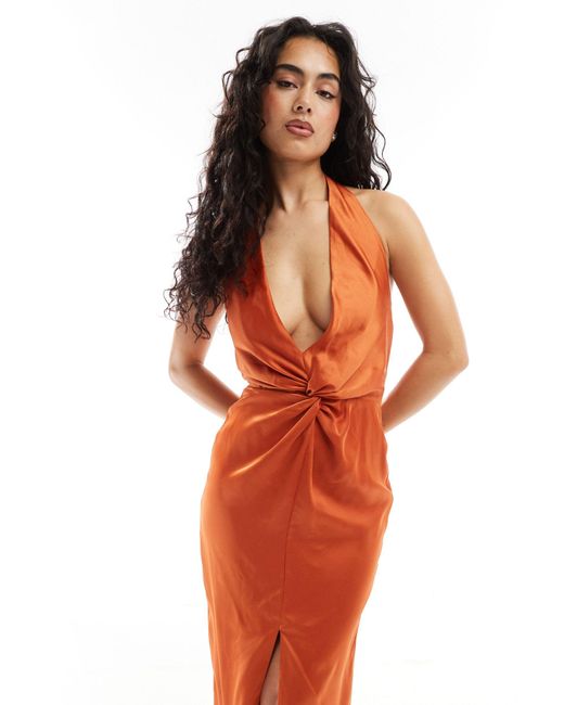 L'invitée - robe longue en satin avec détail torsadé à l'avant et dos nu - rouille TFNC London en coloris Orange