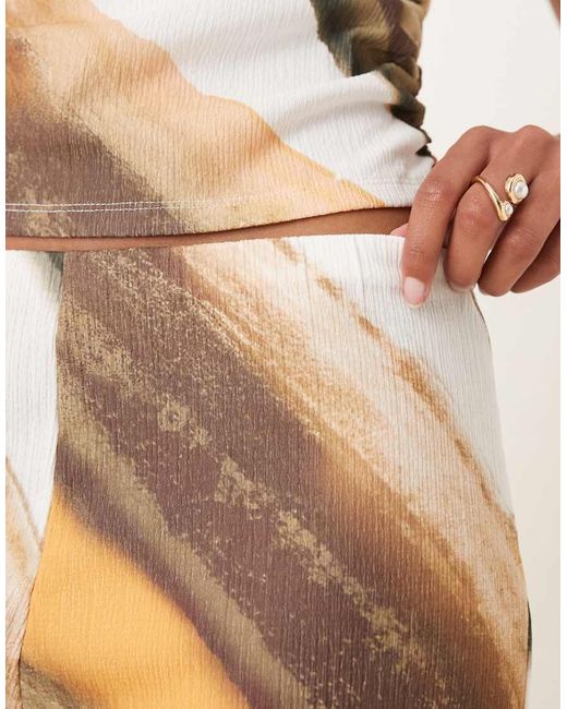 Pantaloni A Fondo Ampio Stropicciati Con Stampa Astratta di ASOS in Natural