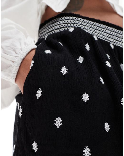 Pantalones cortos s con diseño bordado New Look de color Black