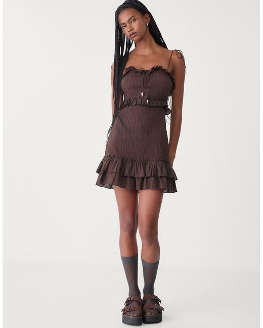 Vestito Corto Arricciato Con Spalline Sottili E Volant di Stradivarius in Brown
