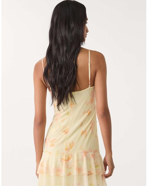 Robe courte en tulle imprimé à volants - doré Stradivarius en coloris Natural