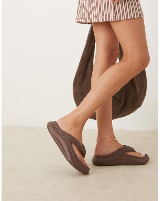 ASOS Natural – fudge – zehenstegsandalen