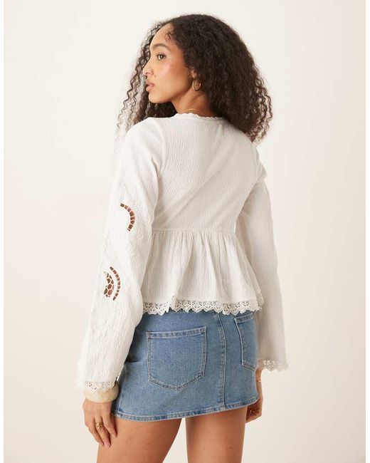 ASOS Top Van Kreukelstof Met Kanten Zoom, Lange Mouwen En Gestrikte Voorkant Voor in het White