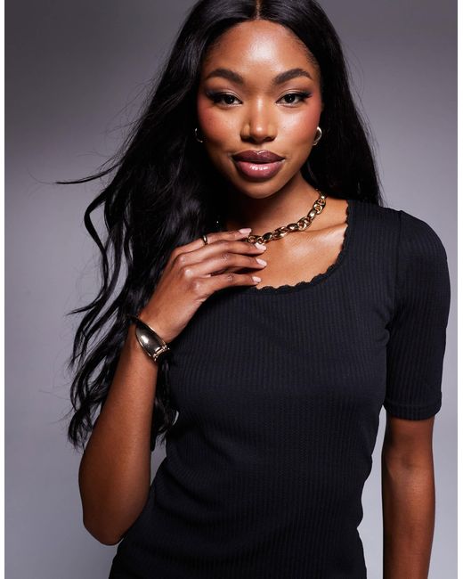 Top manches courtes en maille fine côtelée avec fronces Morgan en coloris Black