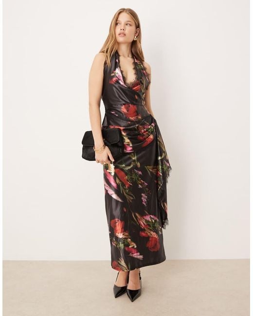 Vestido Largo Oscuro Drapeado De Satén Elástico Con Estampado Floral Y Detalle De Encaje De ASOS de color Natural