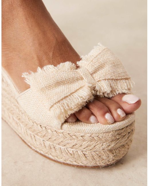 Asos Design Wide Fit Natural – tabitha – sandalen aus natürlichen materialien mit keilabsatz und schleifenverzierung, weite passform