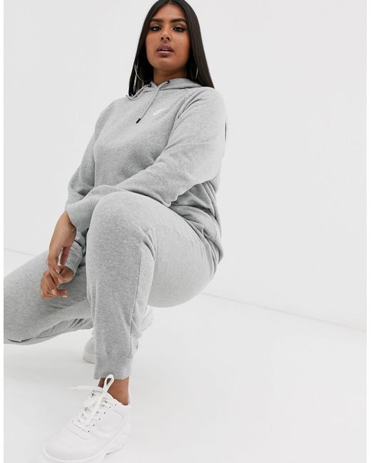 grey nike sweatpants and hoodie