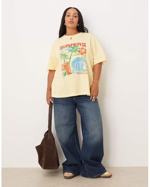 Camiseta Crema Extragrande Con Estampado Gráfico Surfero De Asos Design Curve ASOS de color Yellow