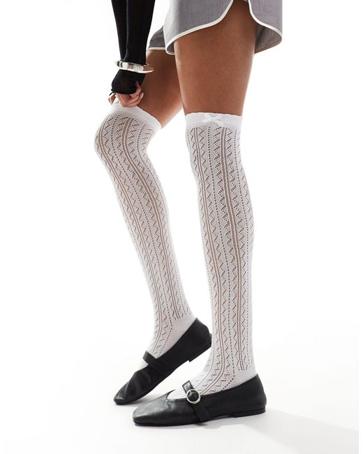 Chaussettes hauteur genou en maille pointelle avec nœud Collusion en coloris White