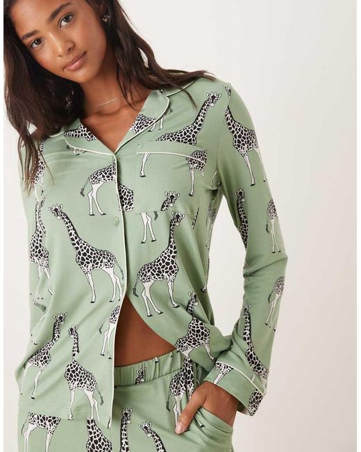 Pijama De Top De Manga Larga Con Cuello De Solapas Y Pantalones Con Estampado De Jirafas Exclusivo De Chelsea Peers de color Green