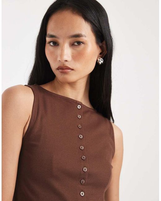 Top Abotonado Sin Mangas Con Cuello Barco De New Look de color Brown
