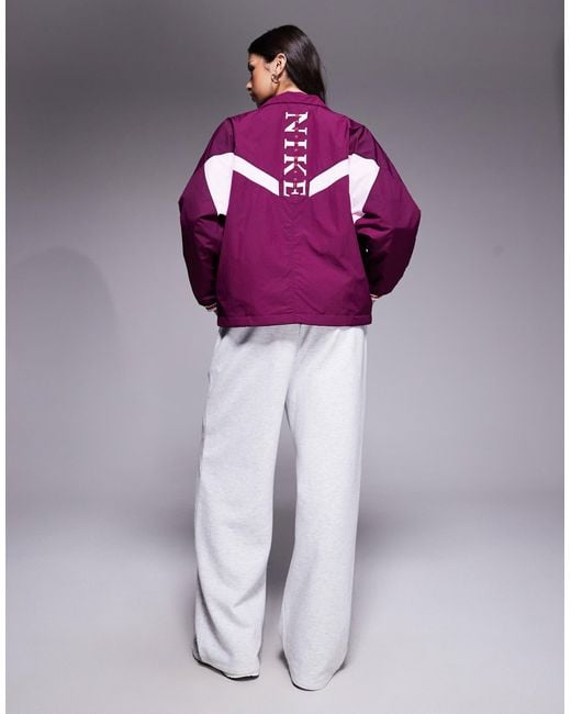 Nike Purple – gym life swoosh – oversize-jacke aus webstoff mit einsätzen