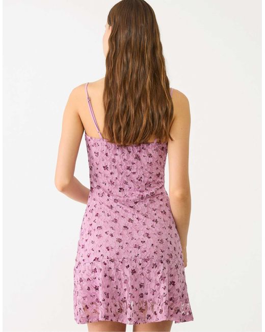 Stradivarius Pink – kurzes kleid aus malvenfarbener spitze mit riemchenträgern
