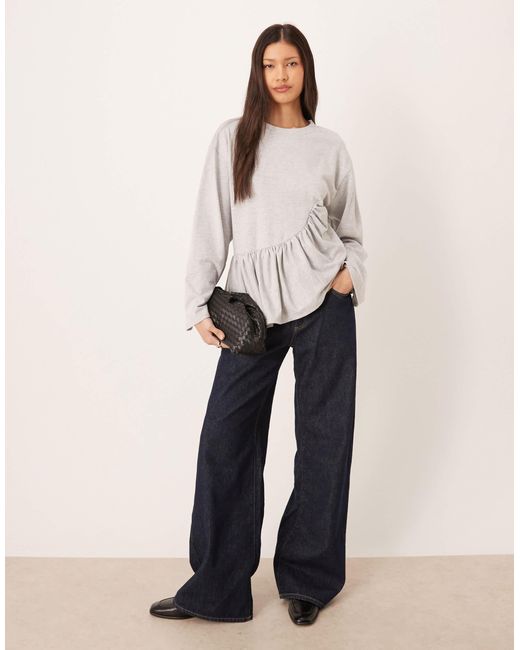 T-shirt coupe carrée avec manches longues et ourlet à basque asymétrique - chiné ASOS en coloris Natural