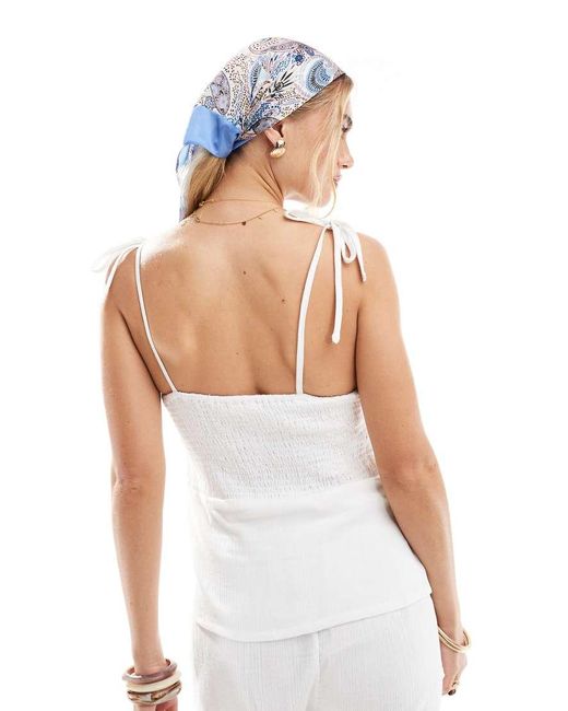 Top Playero Corto Con Tirantes Anudados, Lazada Delantera Y Ribete De Encaje Calado Exclusivo De Esmee esmé studios de color White