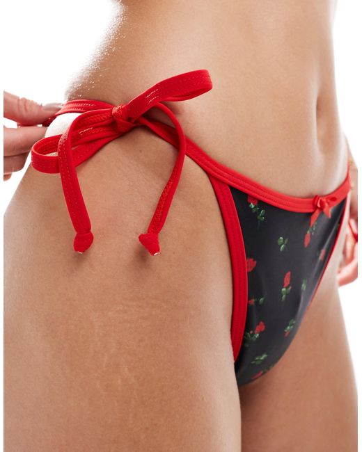 The Frolic Multicolor – exklusiver bikinislip mit rotem rosenprint, seitlichem bindeband und kontrastierender einfassung, kombiteil