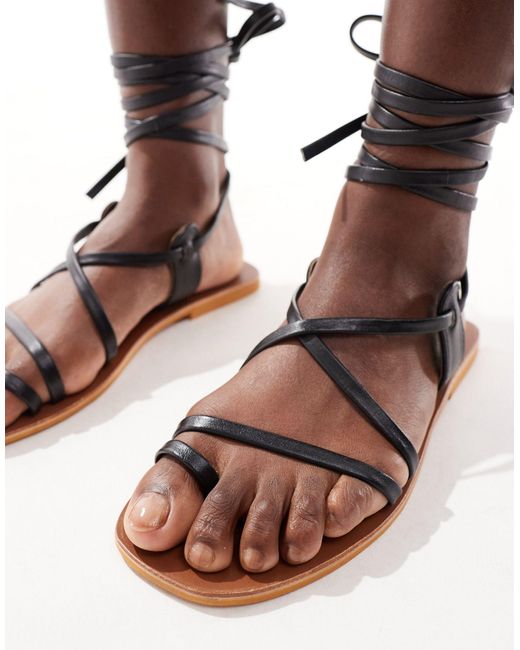 Sandalias negras planas con trabilla para el dedo y diseño ASOS de color Brown