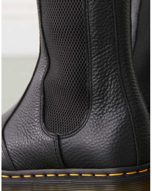 2976 Hi di Dr. Martens in Black