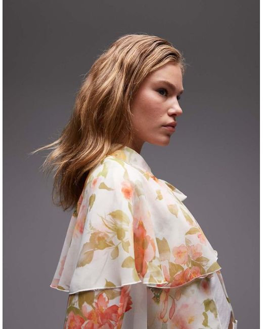 Top Con Extragrande, Capa, Lazada Delantera Y Volantes De Chifón De ASOS de color Gray