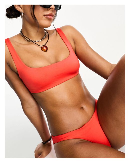 Sand - top bikini sportivo lucido di Weekday in Red