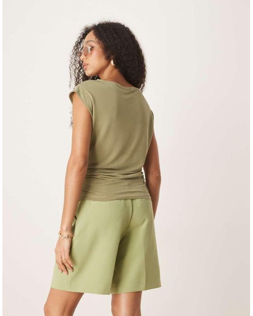 Top Salvia Arricciato Sul Lato E Con Scollo Dritto di ASOS in Natural