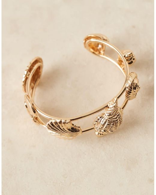 Pulsera Dorada Rígida Y Abierta Con Diseño Variado De Conchas De ASOS de color Natural