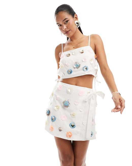 Minigonna Effetto Lino Di Colore Naturale Con Decorazioni 3D di ASOS in White