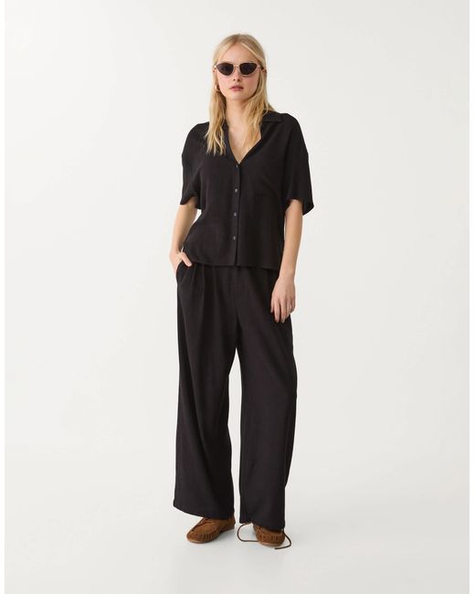 Stradivarius Black – kurzärmliges hemd aus leinenmix