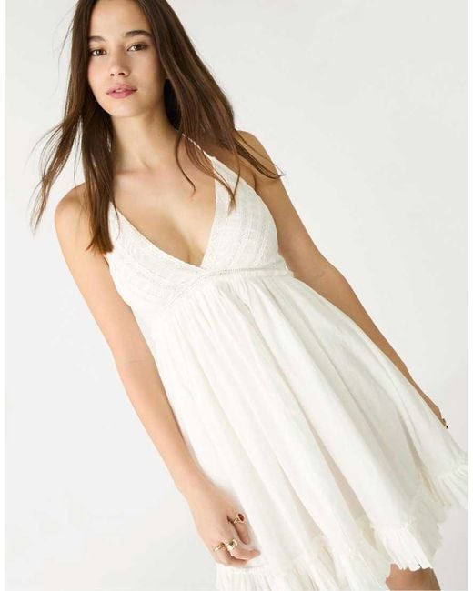 Vestito Corto Ampio Allacciato Al Collo di Stradivarius in White
