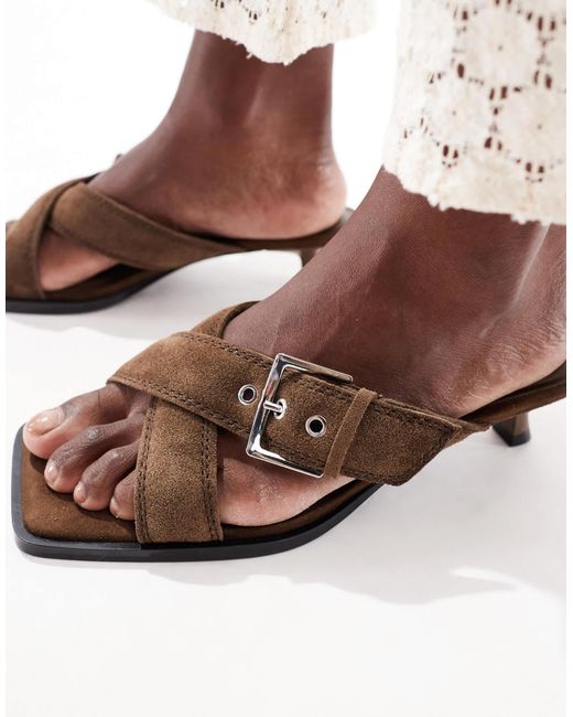 Sandales en cuir à talon avec entre-doigt et détail boucle Stradivarius en coloris White