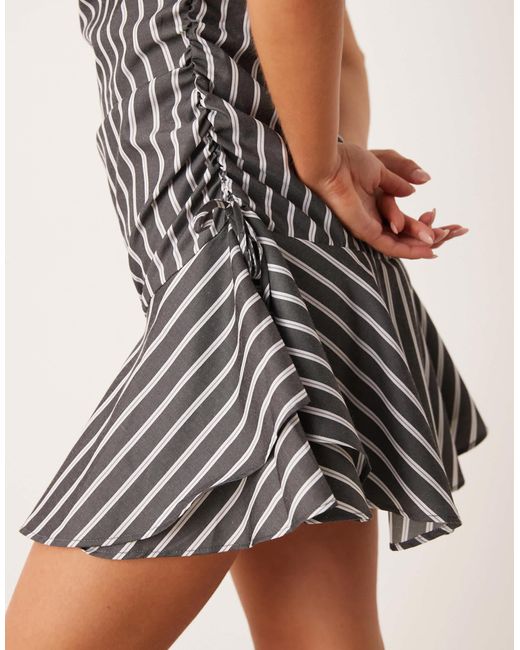 Asos design petite - robe courte à manches courtes avec détails froncés et noués à la taille et rayures ASOS en coloris Gray