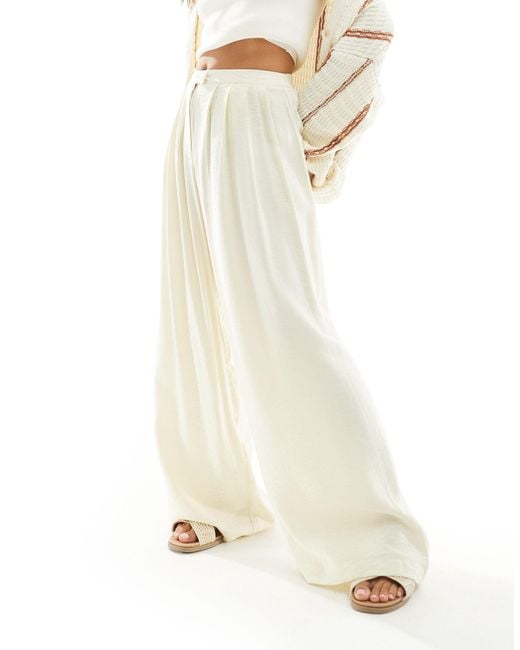 Petite - pantalon fluide à plis plats - crème Stradivarius en coloris White
