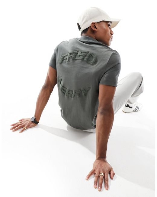 Camiseta con estampado gráfico combado en la espalda Fred Perry de hombre de color Gray