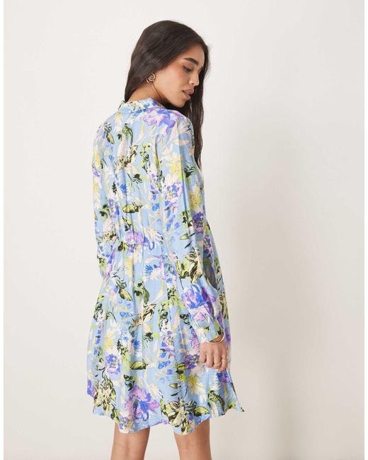 Robe chemise courte à ourlet fluide et imprimé fleuri - bleu Y.A.S en coloris Blue