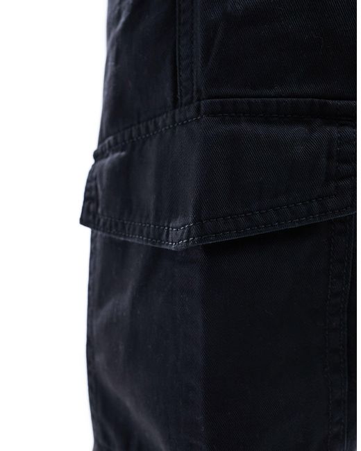 Pantaloni cargo neri con fondo elasticizzato di New Look in Black