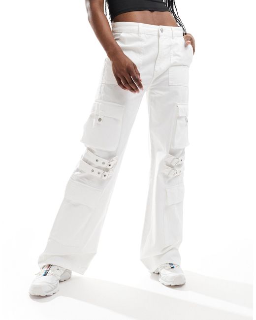 Jeans bianchi cargo con fascette di Pull&Bear in White
