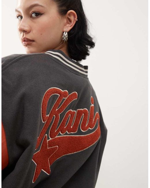 Giacca Stile College Nera Con Logo E Stella Sul Retro di Karlkani in Red
