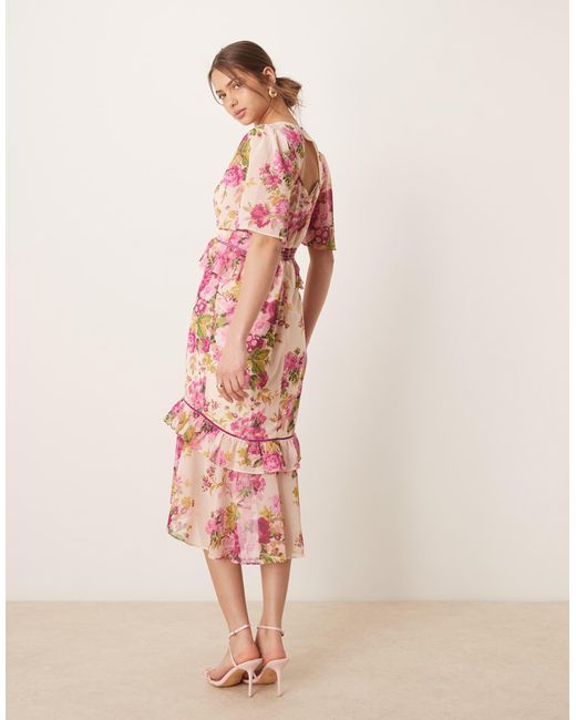 Robe mi-longue imprimée avec taille à basque Hope & Ivy en coloris Pink