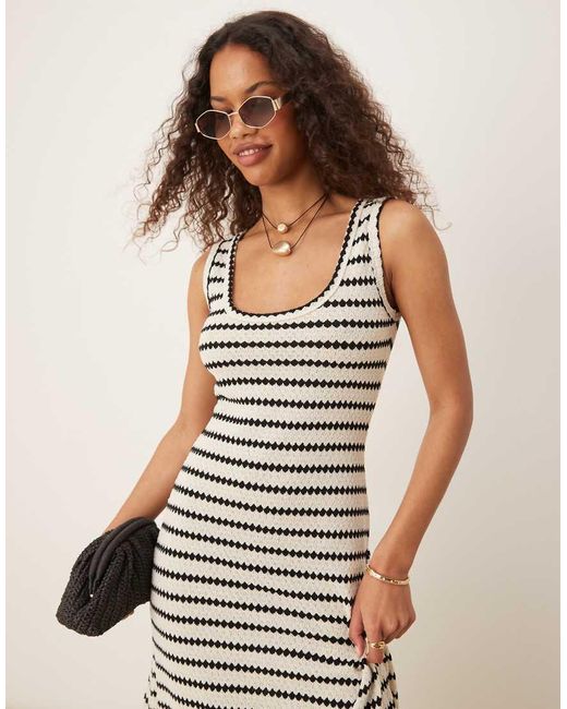 Vestito Lungo Monocromatico A Righe Testurizzate di Nobody's Child in White
