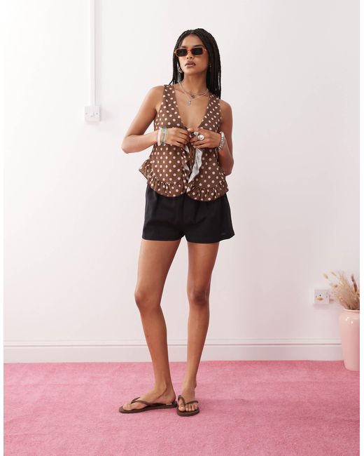 Reclaimed (vintage) Brown – gepunktete, vorne gebundene bluse aus locker gewebtem stoff