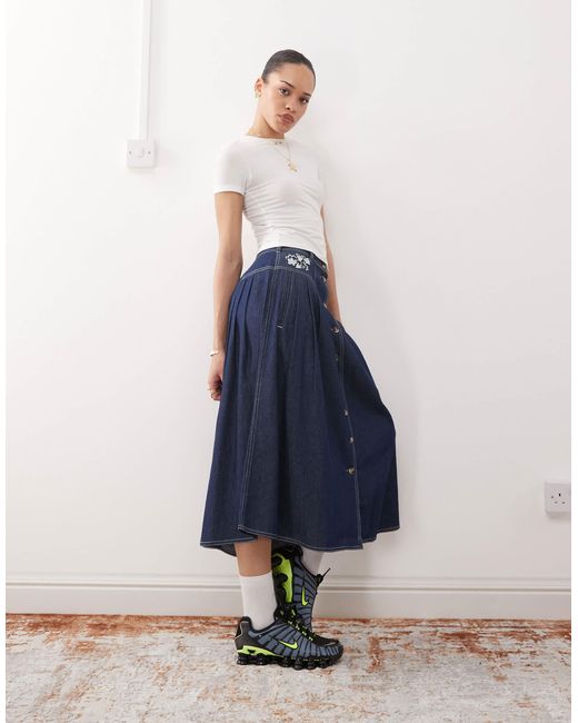 Reclaimed (vintage) Blue – bestickter denim-rock mit knopfleiste