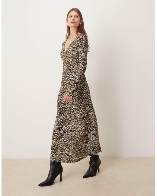 Mango Natural – langärmliges, plissiertes midikleid mit v-ausschnitt und leopardenmuster