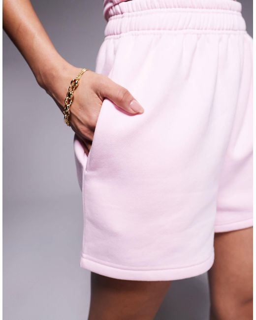 Short d'ensemble molletonné à logo brodé - pastel Kaiia en coloris Pink