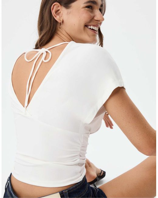 Top froncé à encolure en v - écru Stradivarius en coloris Blue