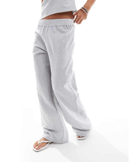 Pantaloni Dritti Grigi A Quadretti di Pull&Bear in White
