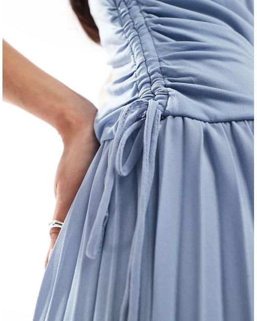 Vestito Lungo Da Damigella Polvere Con Scollo Ad Anello E Gonna A Pieghe di TFNC London in Blue